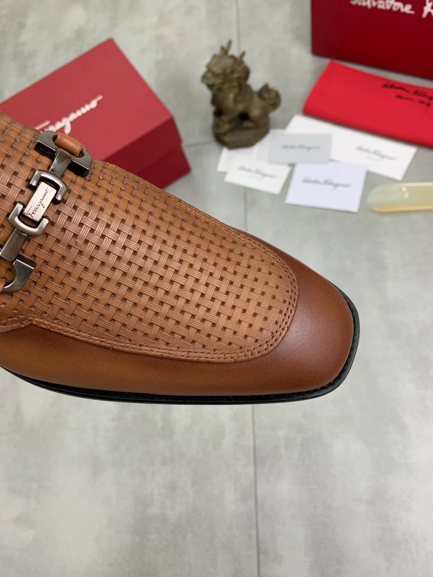 Men's Men's Shoes 💰P460💰[New Style] Water-dyed Niuli 🆘[Salvatore Ferragamo] Ferragamo's latest casual business leather shoes for men! Available at counters simultaneously! The fabric is made of specially imported original pebbled calfskin, and the lining is made of imported water-dyed cowhide. It is absolutely luxurious and leads the fashion trend. Matching code: 38-45 (46 can be customized) Black and brown colors are optional